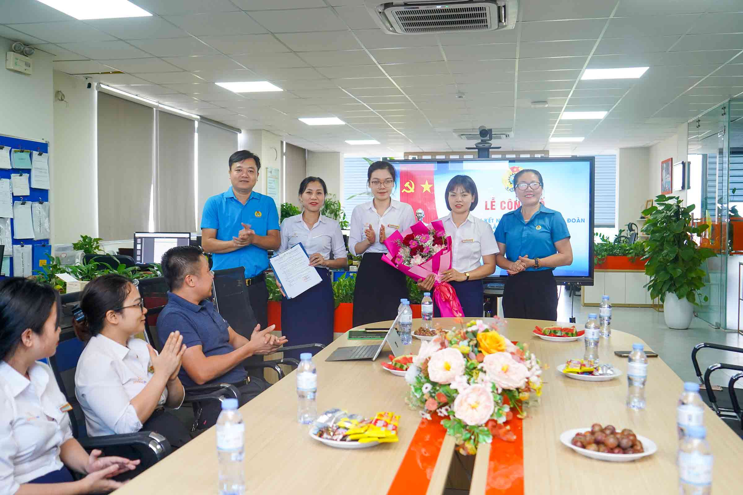 Trao quyết định thành lập công đoàn cơ sở Công ty CP Office 360. Ảnh: Duy Chương.