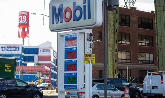 Logo của Exxon Mobil tại trạm xăng ở New York, Mỹ. Ảnh: Xinhua