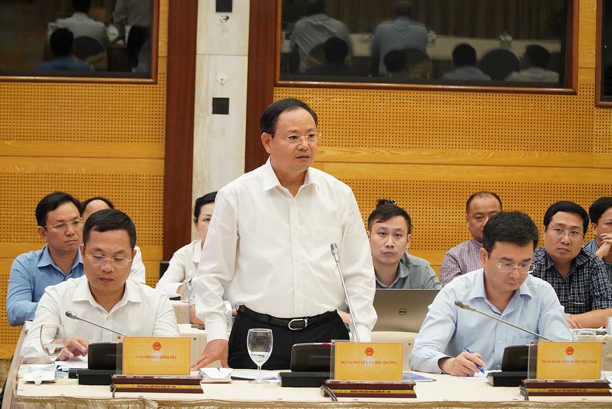 Thứ trưởng Bộ Tài nguyên và Môi trường Lê Minh Ngân thông tin về dự án Luật Đất đai 2024. Ảnh: Phạm Đông