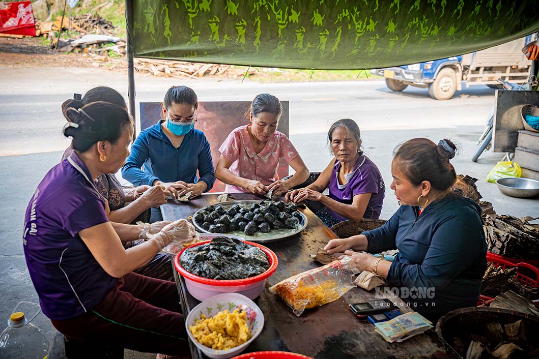 Bà Bùi Thị Lan (48 tuổi) - chủ hàng bánh gai Đoài Lan, thuộc Dốc Dừa cho biết: “Gia đình tôi đã theo nghề từ đời ông bà, đến nay đã hơn 30 năm. Cũng giống như tôi, hầu hết tuổi thơ của dân Dốc Dừa đều gắn liền với những mẻ bánh gai thơm mùi nếp quê”. Ngoài đem đến cho thực khách những chiếc bánh gai thơm ngon, hấp dẫn, cơ sở Đoài Lan còn tạo công ăn việc làm cho hàng chục lao động địa phương.