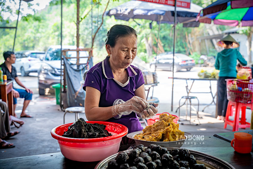 Theo nghệ nhân Trần Thị Bảy, bánh được làm từ những nguyên liệu quen thuộc, bao gồm: bột nếp, lá gai, đậu xanh, cùi dừa và đường kính. Tất cả đều có sẵn tại đây. Đậu xanh dùng làm bánh gai phải giã nhuyễn và nấu theo công thức riêng, sau khi giã dùng đũa hoặc tay để đánh đậu khoảng 20 phút. Bột nếp được xay từ thứ nếp dẻo, nhồi nhuyễn, trộn lẫn với nước lá gai, trở thành màu đen đặc trưng của bánh.