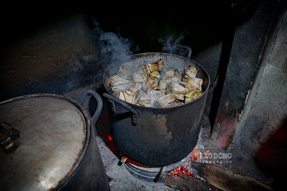 Bánh được cho vào hông cách thủy, đun bằng bếp củi chừng 2 giờ đồng hồ là có thể lấy xuống ăn. Mỗi ngày tại đây nấu hàng chục nồi bánh gai. Bà Lan cho biết, thời điểm giáp Tết, lượng bánh sản xuất gấp 3 lần so với ngày thường, dù huy động hàng chục nhân công nhưng cũng không thể làm kịp. Rất nhiều người đặt bánh gai làm quà trong Nam, ngoài Bắc, thậm chí đóng gói gửi đi nước ngoài.