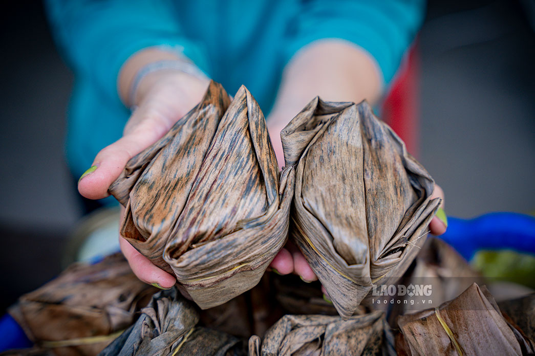 Lá bánh được trải ra và người ta lấy muỗng múc từng muỗng bột trải trên mặt lá chuối, ở giữa cho nhân đậu xanh đã được trộn lẫn với dừa và bắt đầu gói lại hình tam giác, cho 2 mặt tam giác úp mặt lại với nhau và buộc chặt bằng sợi lạt mềm.