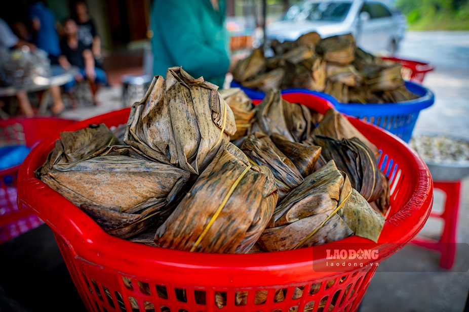 Nằm trên tuyến quốc lộ 7A, làng bánh gai xứ Dừa thuộc xã Tường Sơn (Anh Sơn, Nghệ An) được nhiều người biết đến, trở thành thức quà đến với mọi miền đất nước. Ảnh: Phạm Thông