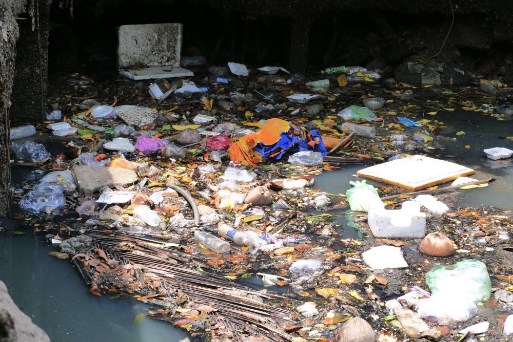  Hướng thoát nước về phía bắc qua kênh Hy Vọng, đoạn chảy qua đường Phan Huy Ích (phường 15, quận Tân Bính) ngập kín rác tạo thành “dòng kênh” nổi lềnh bềnh toàn hộp xốp, túi ni lông, chai lọ, vật dụng gia đình và cả vật liệu xây dựng.