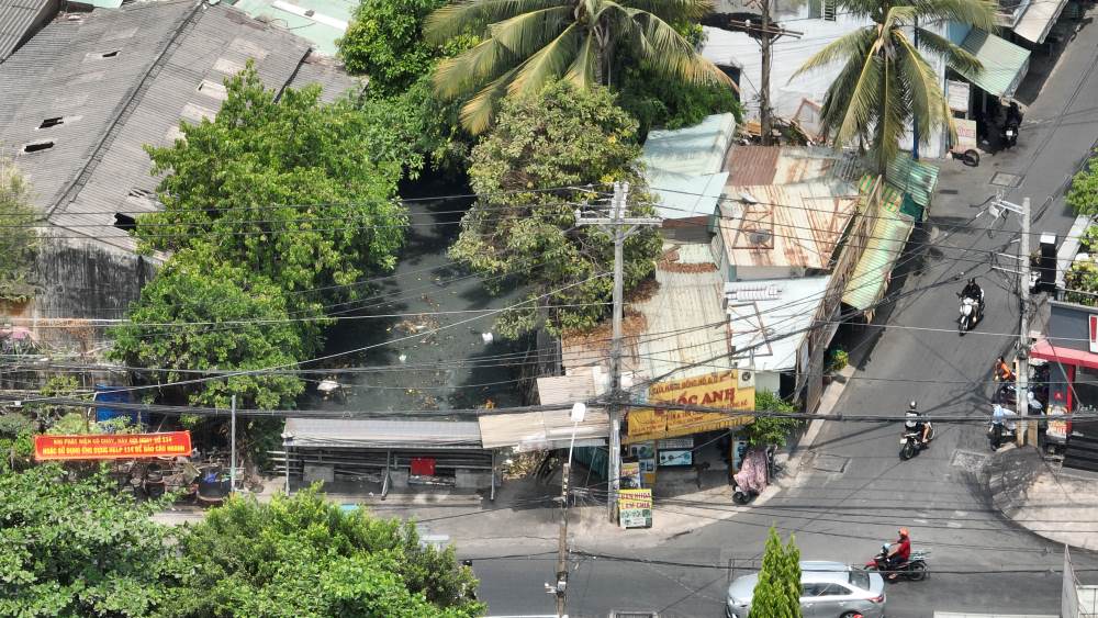 Theo báo cáo từ Sở Xây dựng TPHCM, công trình bố trí 55 hố thu kết nối thoát nước dọc bờ và xây mới 9 cống xả, cống qua đường... Dọc hai bờ, dự án làm đường rộng 6m cùng vỉa hè và hệ thống thoát nước; chiếu sáng, lan can...