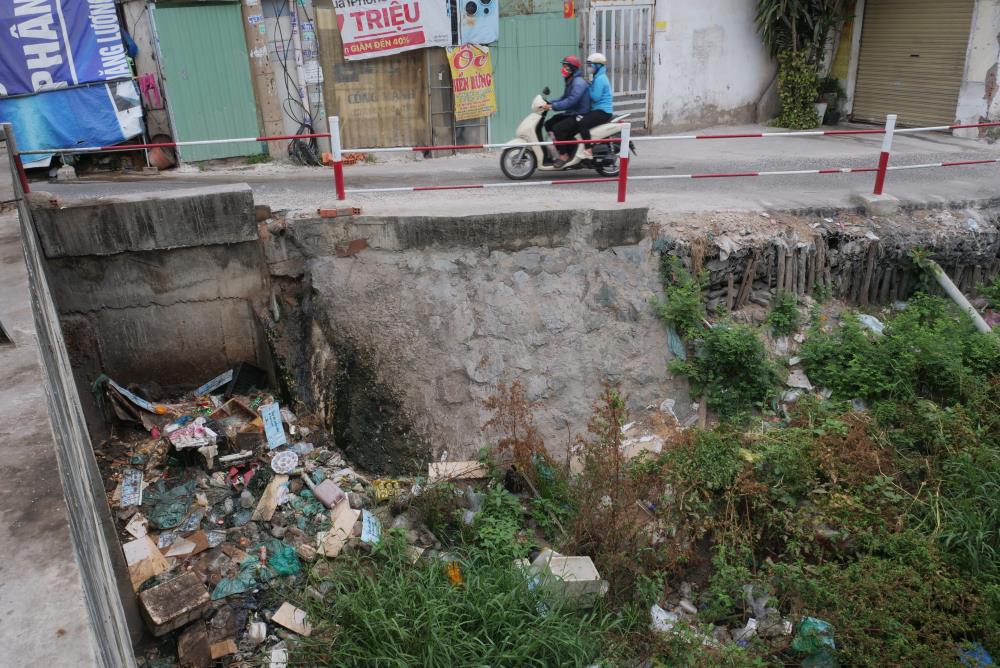  Còn với gia đình bà Lan (phường 15, quận Tân Bình) tình cảnh rác ngập tràn ở kênh nhiều năm qua đã quá quen thuộc. “Chính quyền địa phương cùng nhóm thiện nguyện nhiều lần tổ chức trục vớt rác nhưng vẫn không thể hết được, ai đ ingang qua cũng che mũi vì quá hôi”, bà Lan cho biết.