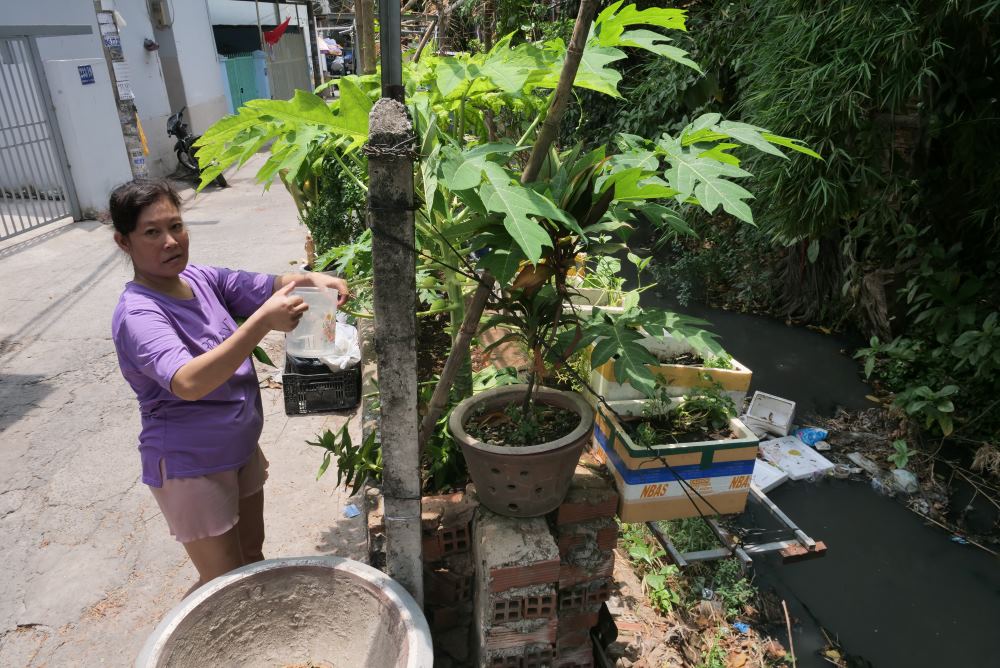 Giữa trưa nắng, chị Phạm Kim Loan (gần kênh Hy Vọng, phường 15, quận Tân Bình) ra tưới cây trước nhà sát bên kênh phải nín thở vì mùi thối bốc lên. “Nhiều khi rác đọng nhiều tôi phải vớt bớt bỏ vào thùng rác, mùi thối xộc lên chịu không nổi“, chị Loan nói và hy vọng tuyến kênh này sớm đưa vào cải tạo để có môi trường sống tốt hơn.  