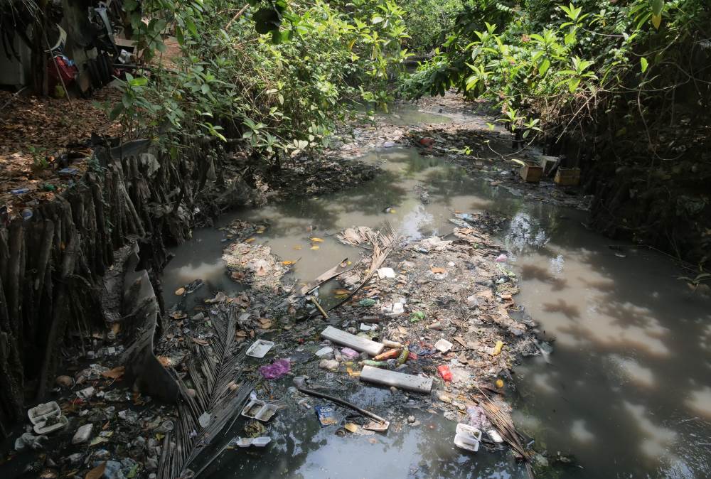   Ghi nhận của phóng viên Lao Động vào ngày 4.5, hiện dọc tuyến kênh Hy Vọng qua khu vực đường Phan Huy Ích và Phạm Văn Bạch (phường 15, quận Tân Bình) vẫn còn tồn đọng nhiều rác thải.