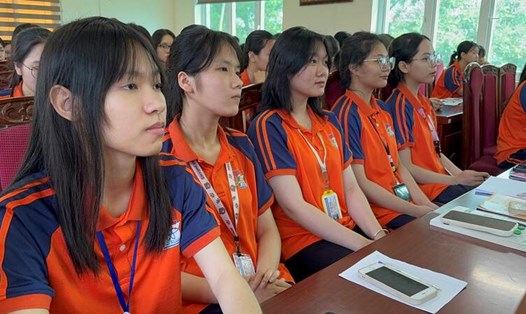 Học sinh trường THPT Đan Phượng, Hà Nội hứng thú với câu chuyện khởi nghiệp. Ảnh: Hoàng Lộc