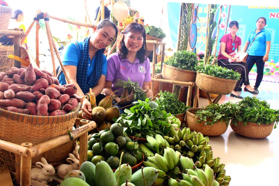 24 đội đại diện Công đoàn cơ sở tại TP Long Xuyên đã nỗ lực tái hiện khung cảnh chợ quê xưa với những món rau củ mộc mạc... Ảnh: Lâm Điền