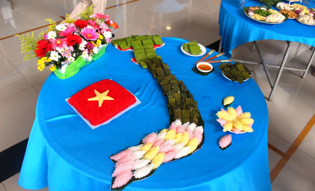 Hình ảnh bánh dân gian được bày trí hình Tổ quốc Việt Nam. Ảnh: Lâm Điền