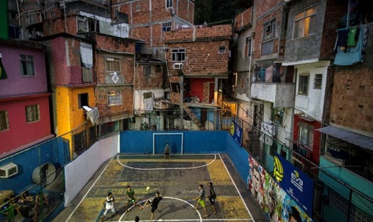 Bóng đá đường phố ở Brazil đã bị ảnh hưởng bởi câu chuyện đô thị hóa. Ảnh: Aljazeera