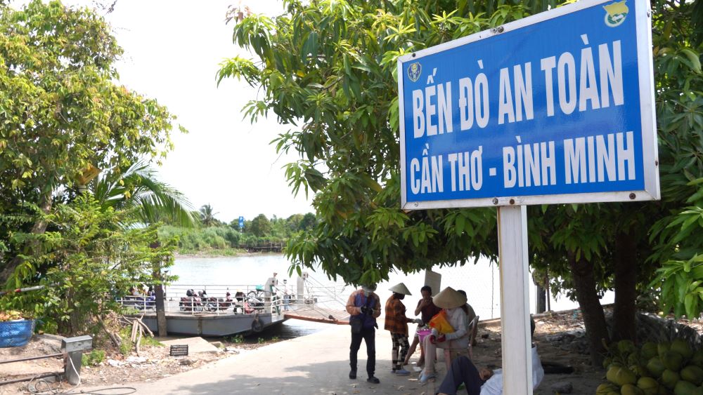 Theo bà Thủy, UBND quận Ninh Kiều đề nghị bà liên hệ phòng Quản lý đô thị quận, lập thủ tục cấp giấy phép hoạt động mới theo quy định. Và bà đã đo đạc, vẽ hồ sơ giấy phép về mặt nước nhưng khi đến gặp ngành chức năng vẫn chưa giải quyết thỏa đáng nên mới trễ đến giờ.