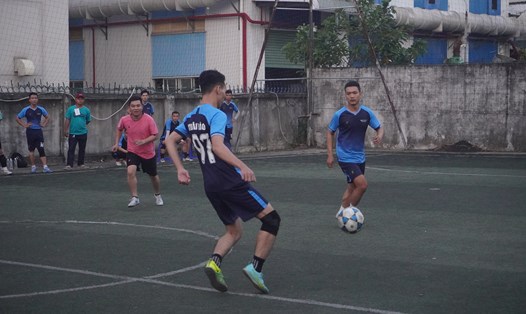 Các vận động viên thi đấu tại Giải bóng đá truyền thống Công nhân lao động lần thứ XVII. Ảnh: Văn Trực