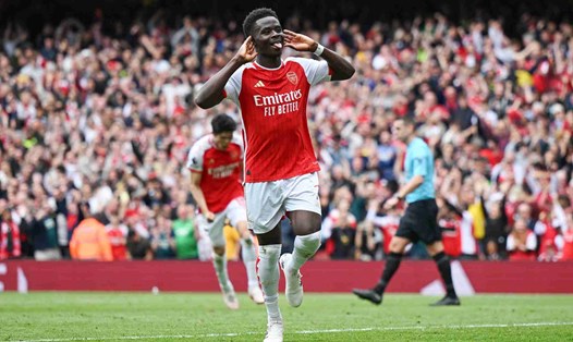 Saka ghi bàn giúp Arsenal thắng Bournemouth 3-0 để tiếp tục dẫn đầu Premier League. Ảnh: Arsenal