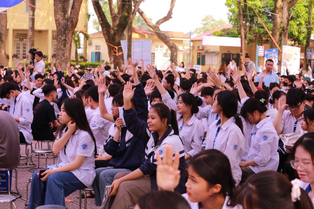 Học sinh trường THPT Chương Mỹ B đặt câu hỏi tới các chuyên gia. Ảnh: TT