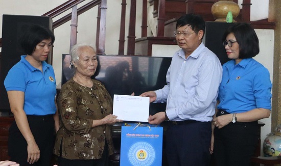 Phó Chủ tịch Tổng Liên đoàn Lao động Việt Nam Phan Văn Anh thăm gia đình chị Nguyễn Thị Hường. Ảnh: Minh Hạnh 