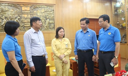 Phó Chủ tịch Tổng Liên đoàn Lao động Việt Nam Phan Văn Anh thăm công nhân Phạm Thị Hồng bị tai nạn lao động. Ảnh: Minh Hạnh 