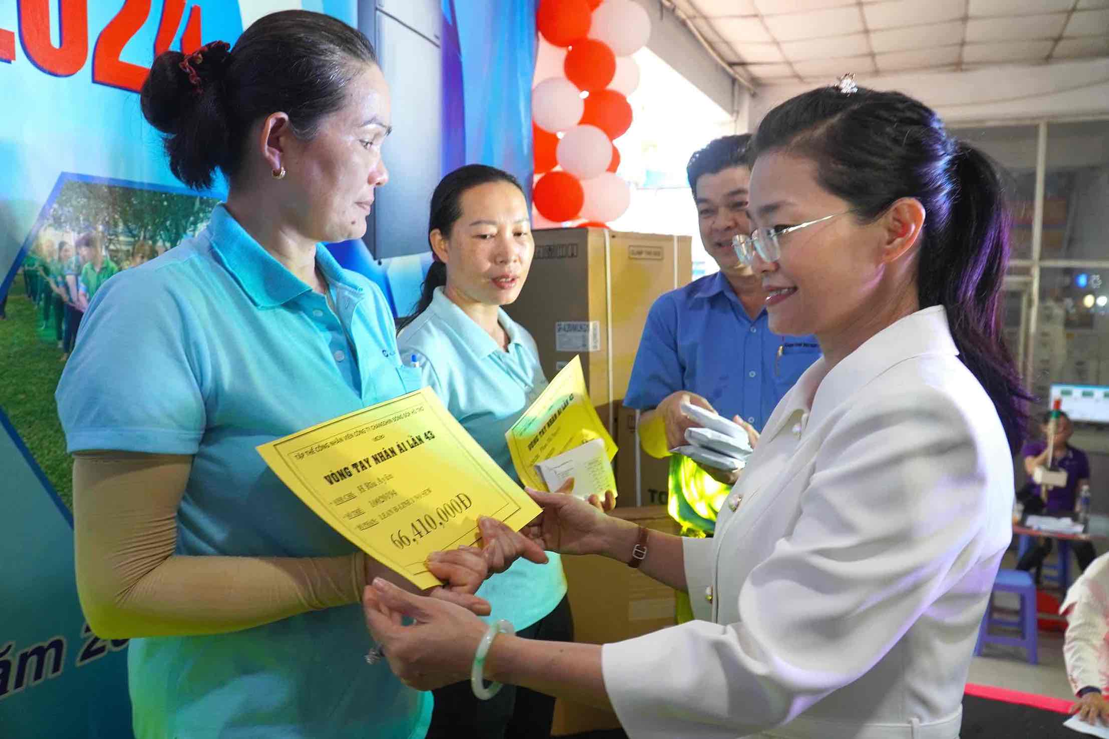 Phó Chủ tịch thường trực LĐLĐ tỉnh Đồng Nai Bùi Thị Bích Thủy trao tiền vòng tay nhân ái của công đoàn công ty hỗ trợ người lao động. Ảnh: HAC