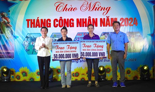 Phó Chủ tịch Thường trực LĐLĐ tỉnh Đồng Nai Bùi Thị Bích Thủy và đại diện Ban Giám đốc Công ty TNHH Changshin Việt Nam trao Mái ấm Công đoàn cho công nhân. Ảnh: HAC