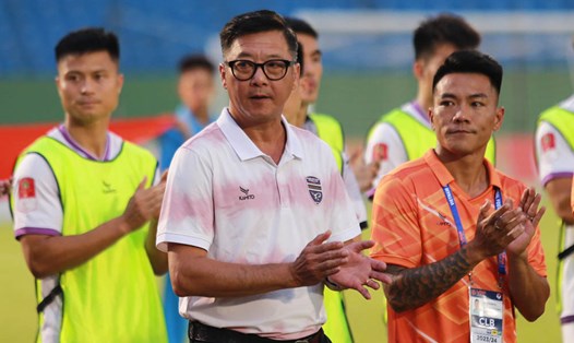 Huấn luyện viên Lê Huỳnh Đức không hài lòng với màn trình diễn của các cầu thủ Bình Dương. Ảnh: Thanh Vũ