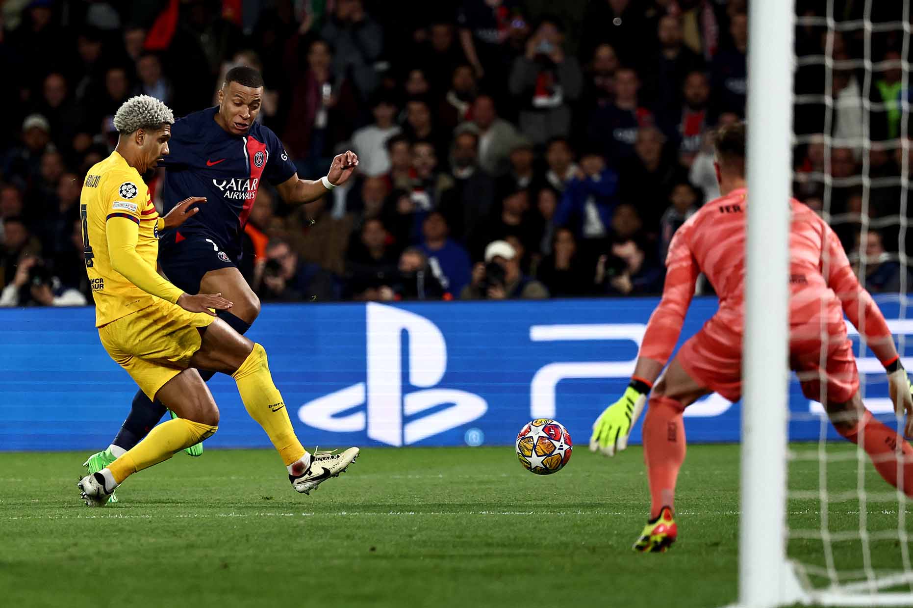 Kylian Mbappe trong trận thua Barcelona lượt đi. Ảnh: AFP