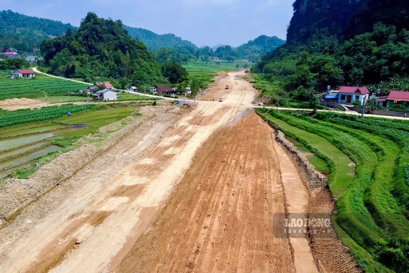 Được biết, tỉnh Cao Bằng sắp kết thúc “Chiến dịch cao điểm 100 ngày đêm hoàn thành công tác giải phóng mặt bằng tuyến cao tốc Đồng Đăng - Trà Lĩnh“, chiến dịch đặt mục tiêu hoàn thành GPMB phục vụ dự án sớm nhất có thể bàn giao cho nhà đầu tư thi công. Phấn đấu đạt mục tiêu thông tuyến trước 1.1.2026.