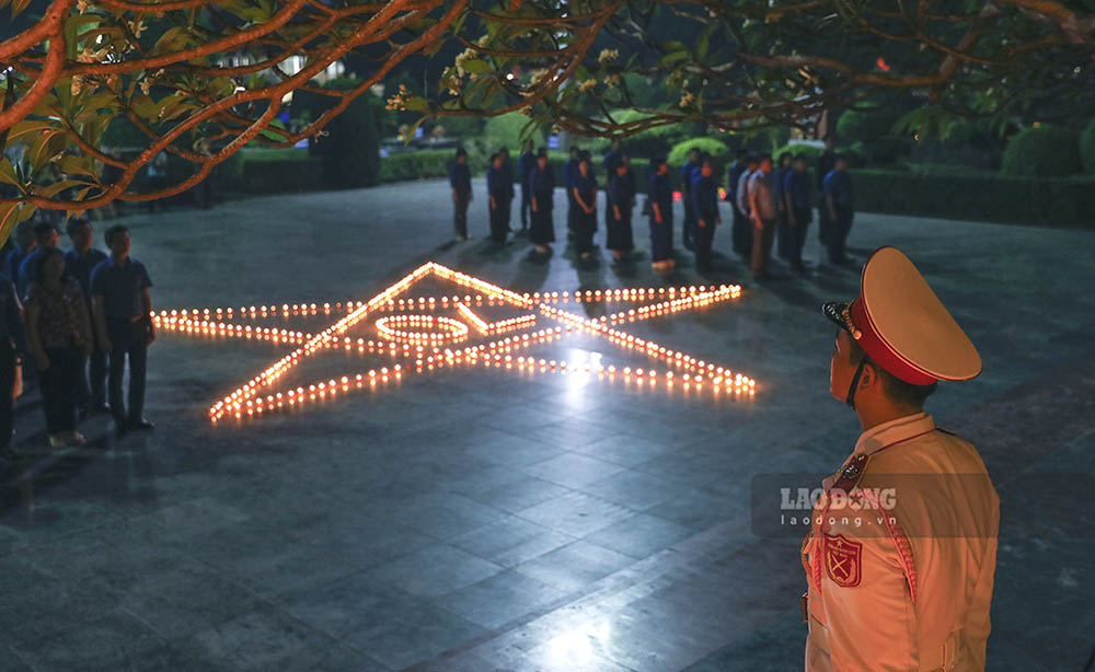 Trong không khí trang nghiêm, thành kính, các đại biểu và đoàn viên thanh niên đã đặt vòng hoa, dâng hương lên Đài tưởng niệm; đồng thời dành một phút mặc niệm để tưởng nhớ công lao to lớn của các anh hùng liệt sĩ, những người con ưu tú của dân tộc đã anh dũng chiến đấu, hi sinh vì độc lập tự do của Tổ quốc, vì hạnh phúc của nhân dân.