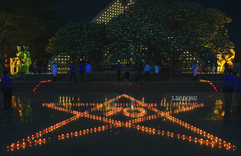 Ngay trước đài tưởng niệm, những ngọn nến được xếp thành hình ngôi sao 5 cánh ở giữa có con số 70 - với ý nghĩa hướng về Lễ kỷ niệm 70 năm Chiến thắng Điện Biên Phủ.