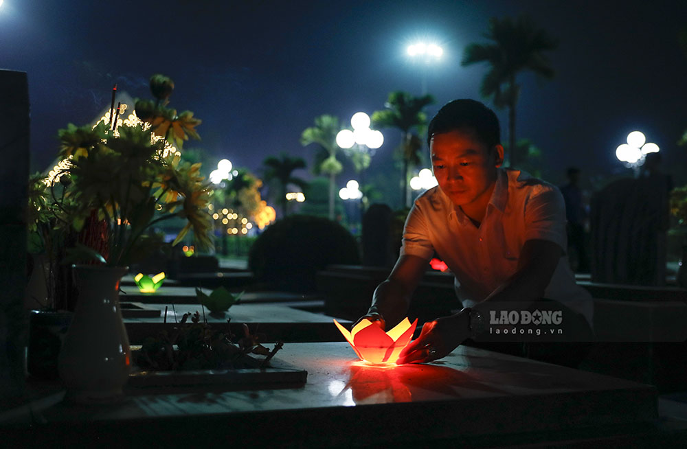 Sau nghi thức dâng hương, các đại biểu và đoàn viên, thanh niên đã đến thắp nến lên từng phần mộ của các anh hùng liệt sĩ.