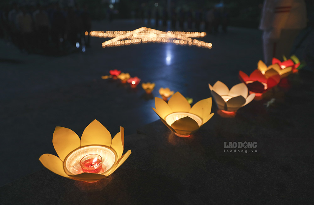 Hơn 200 đoàn viên, thanh niên đại diện cho thế hệ trẻ cả nước dâng hương, thắp nến tri ân các anh hùng liệt sĩ tại nghĩa trang A1. Ảnh: Văn Thành Chương