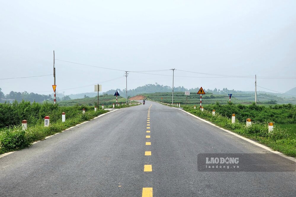 Tuyến đường liên vùng đoạn qua địa phận xã Cấp Dẫn, huyện Cẩm Khê. Ảnh: Tô Công.