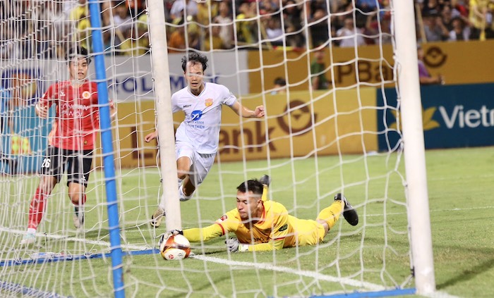 Filip Nguyễn mắc lỗi 2/3 bàn thua của câu lạc bộ Công an Hà Nội. Ảnh: NĐFC