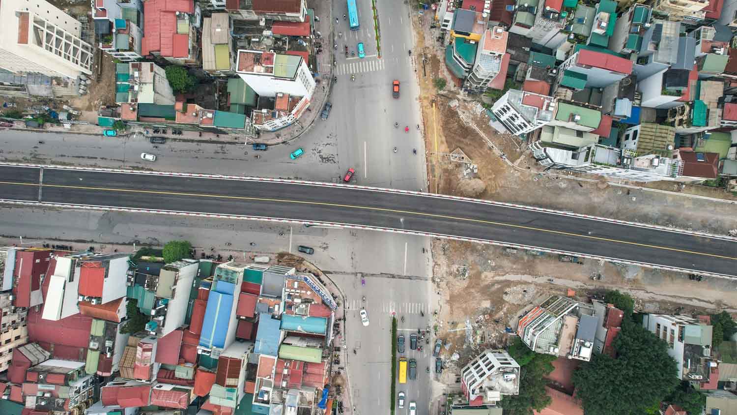 Điểm nhấn của tuyến đường là cầu vượt thép trên phố Hồng Tiến, vượt qua đường Nguyễn Văn Cừ, với chiều dài và đường dẫn khoảng 400 m, được thiết kế 2 làn xe cơ giới và 2 làn xe hỗn hợp. 
