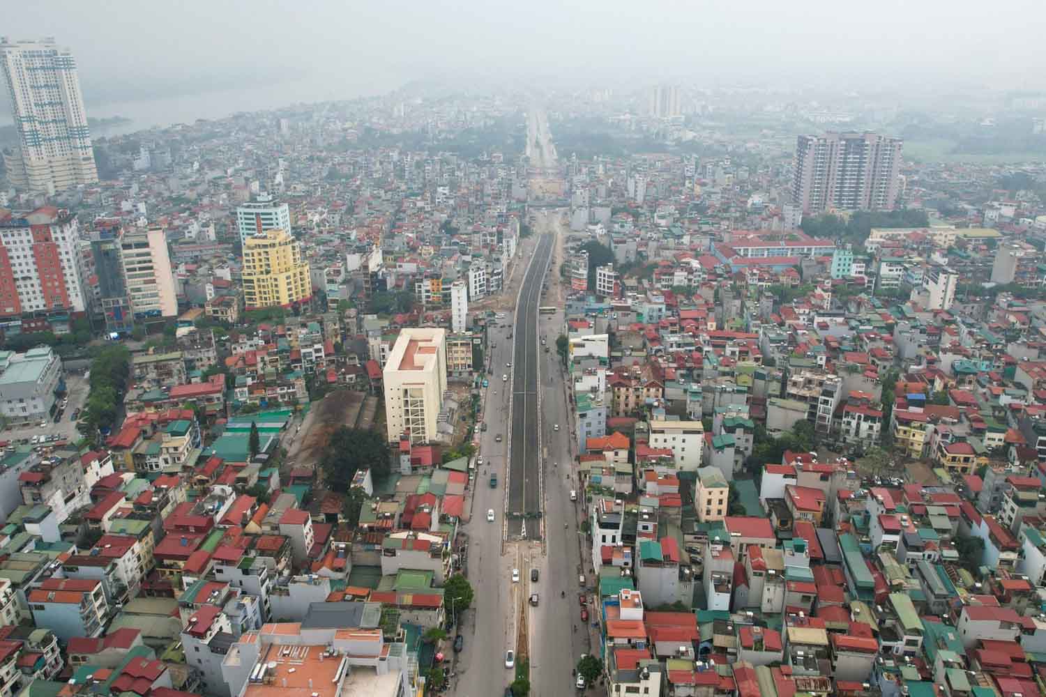 Điểm nhấn của tuyến đường là cầu vượt thép trên phố Hồng Tiến, vượt qua đường Nguyễn Văn Cừ, với chiều dài và đường dẫn khoảng 400 m, được thiết kế 2 làn xe cơ giới và 2 làn xe hỗn hợp. Cầu hiện hoàn thành lan can và đổ bêtông bề mặt.