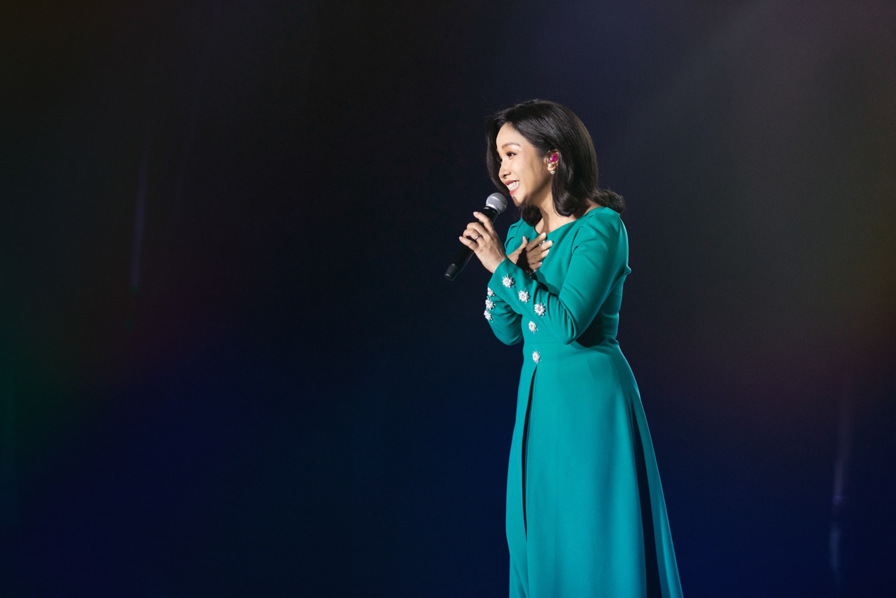 Diva Mỹ Linh diện áo dài xanh nữ tính, góp mặt trong liveshow của Đàm Vĩnh Hưng.