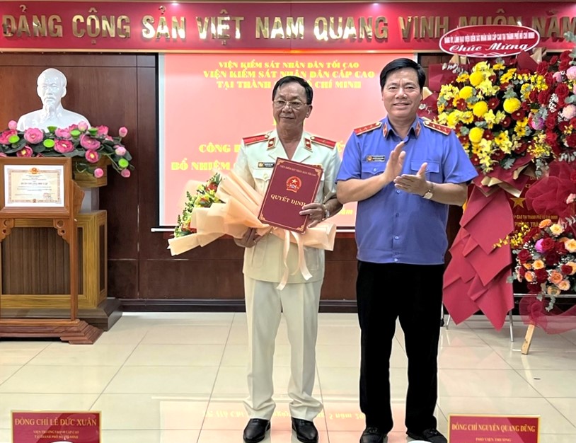 Tân Phó Viện trưởng Viện KSND Cấp cao tại TPHCM (trái) nhận quyết định bổ nhiệm. Ảnh: Viện KSND Tối cao