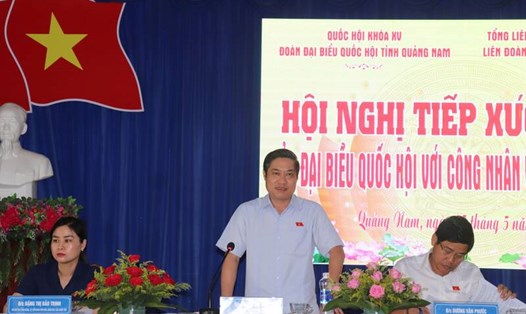 Ông Phan Thái Bình, Ủy viên Ban Thường vụ, Chủ nhiệm Ủy ban Kiểm tra Tỉnh ủy Quảng Nam tại Hội nghị tiếp xúc cử tri của Đại biểu Quốc hội với công nhân và người lao động tỉnh Quảng Nam. Ảnh: Nguyễn Linh