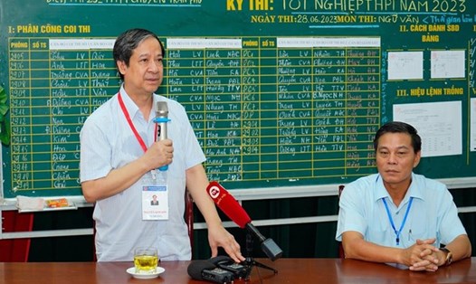 Bộ trưởng GDĐT Nguyễn Kim Sơn kiểm tra một điểm thi tốt nghiệp THPT năm 2023 tại Hải Phòng. Ảnh: Sở GDĐT Hải Phòng
