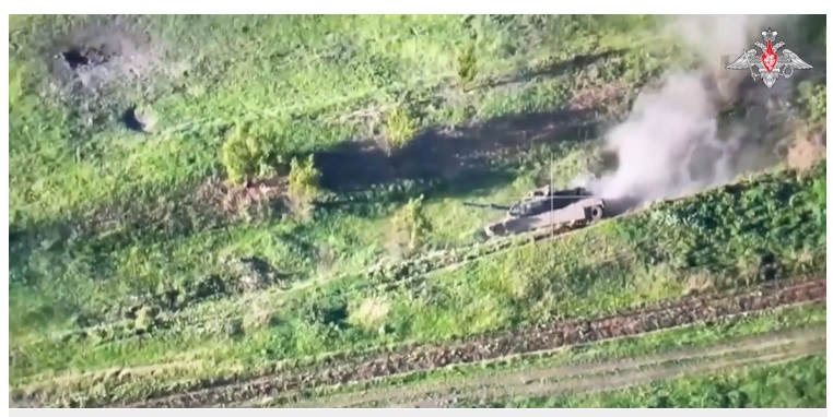 Nga tiêu diệt xe tăng Abrams M1 và xe chiến đấu bộ binh Bradley của Mỹ. Ảnh cắt từ video của Bộ Quốc phòng Nga. 