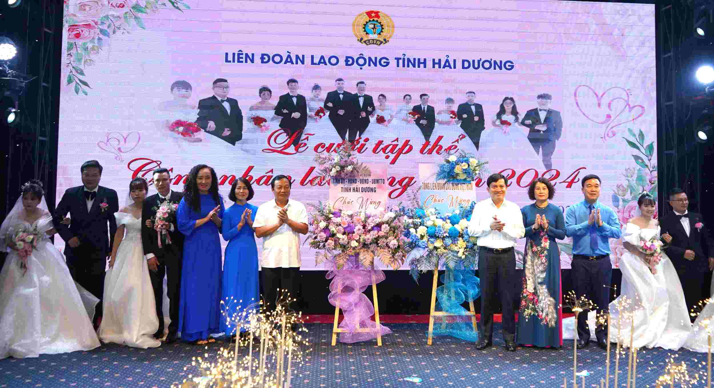 Đại diện lãnh đạo Tổng LĐLĐ Việt Nam, lãnh đạo Tỉnh ủy - HĐND - UBND tỉnh Hải Dương tặng hoa chúc mừng các cặp đôi. 