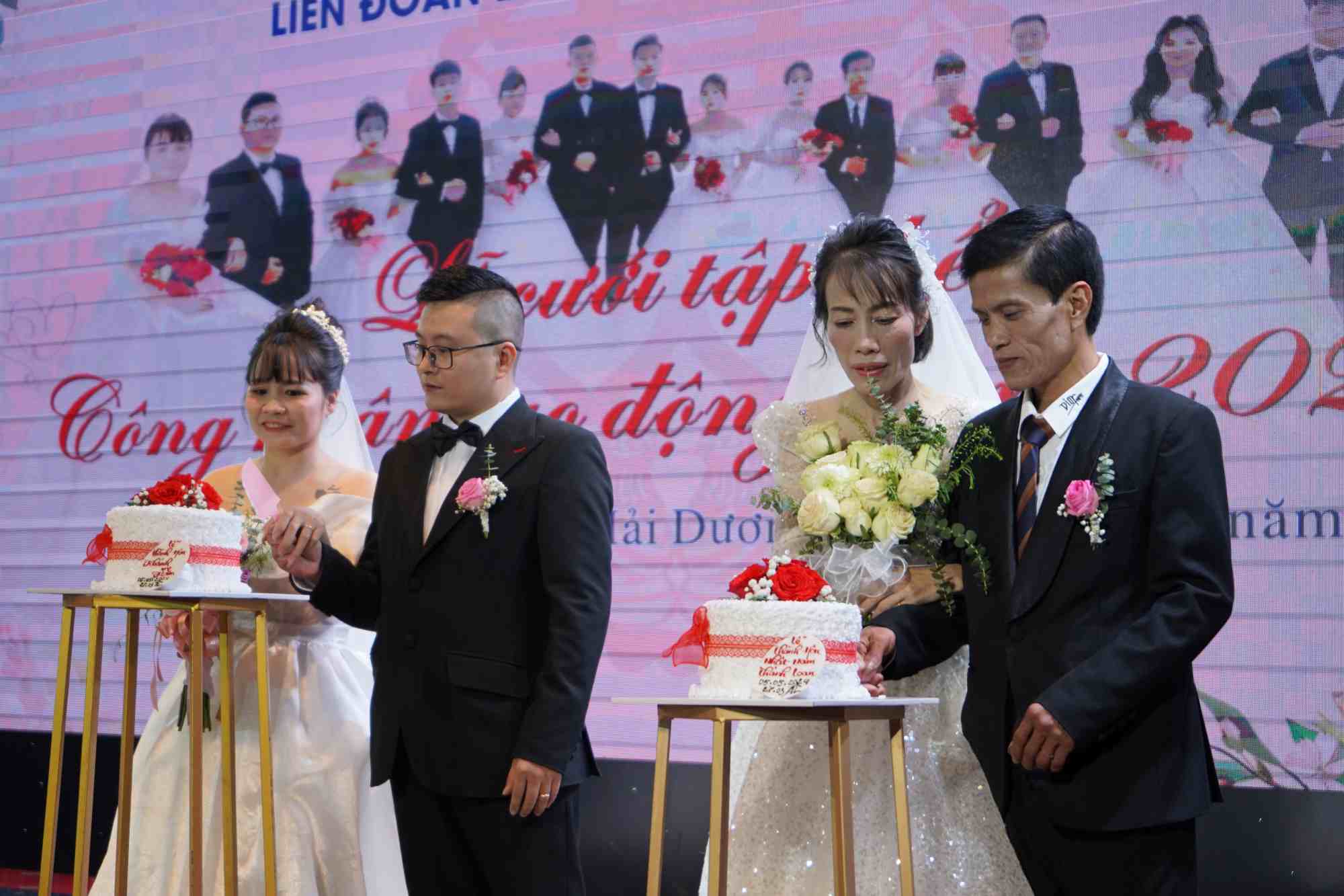 Các cặp đôi thực hiện nghi thức trao nhẫn cưới, cắt bánh thành hôn. 