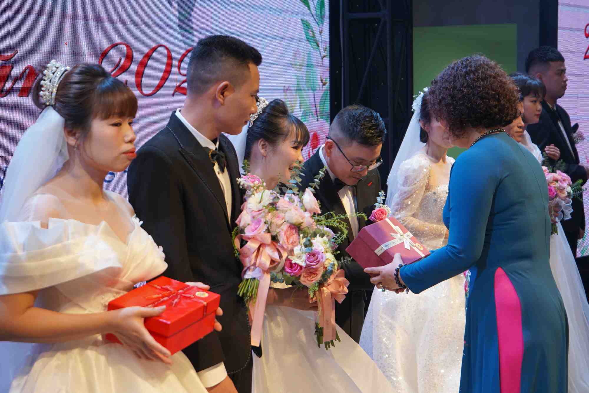 Tại lễ cưới, các cặp đôi đón nhận những phần quà ý nghĩa từ các cấp công đoàn tỉnh và các nhà tài trợ. Trong đó, LĐLĐ tỉnh tặng các cặp đôi sổ tiết kiệm trị giá 7 triệu đồng. 