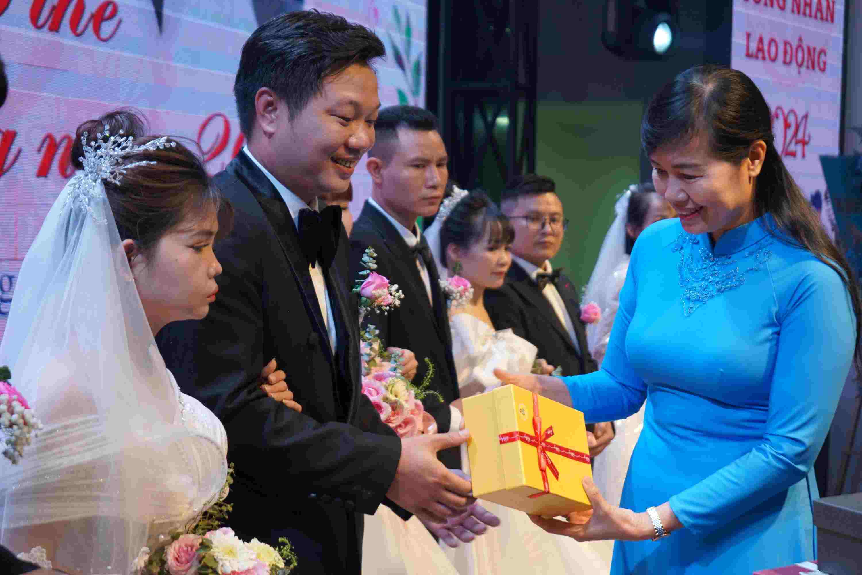 Đại diện LĐLĐ tỉnh Bắc Giang cũng có phần quà chúc phúc cho các cặp đôi công nhân.