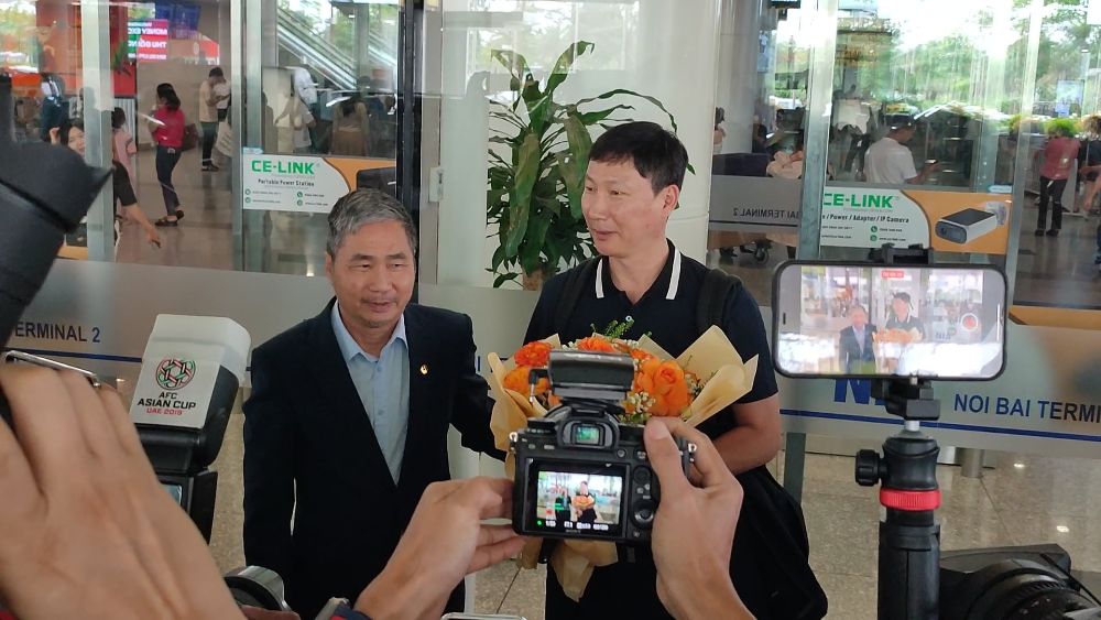 Lãnh đạo VFF đón huấn luyện viên Kim Sang-sik tại sân bay Nội Bài. Ảnh: Minh Phong