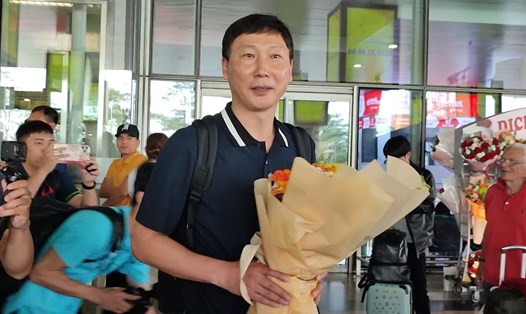 Huấn luyện viên Kim Sang-sik đặt chân đến Việt Nam. Ảnh: Minh Phong

