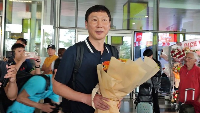 Huấn luyện viên Kim Sang-sik đã có mặt tại Việt Nam
