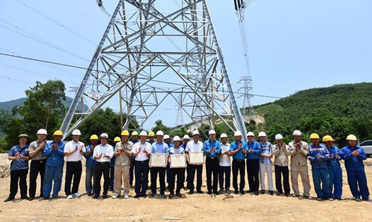 Lãnh đạo Công đoàn Điện lực Việt Nam trao Bằng khen cho 3 đơn vị thi công Dự án đường dây 500kV mạch 3. Ảnh: Tiến Xuân