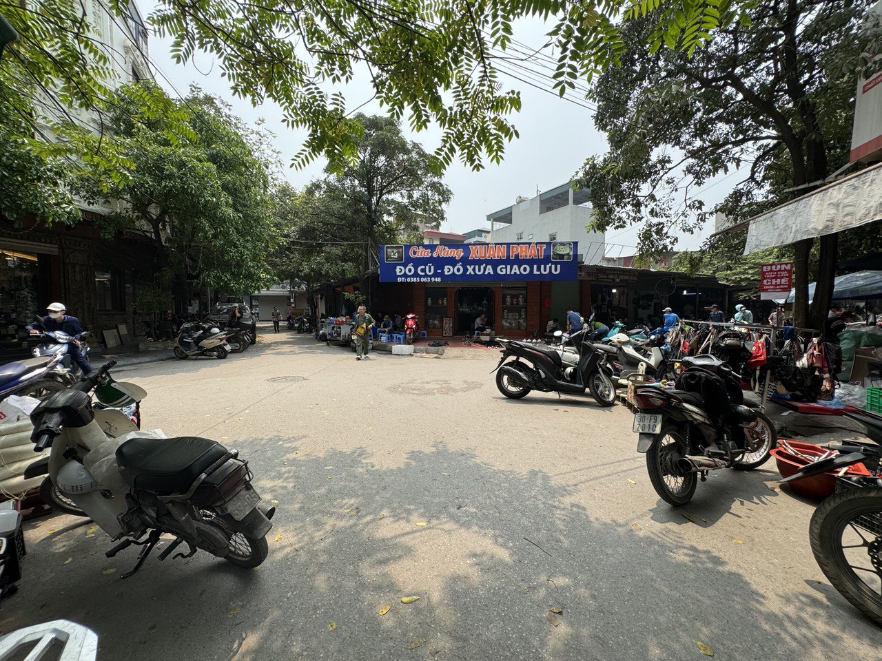 Kể cả không phải ngày họp phiên, không khí chợ đồ cũ Vạn Phúc cũng đã nhộn nhịp từ sáng đến tối. Người ta tới đây không chỉ mua bán mà còn trao đổi các đồ dùng không có nhu cầu sử dụng nhưng vẫn dùng được.